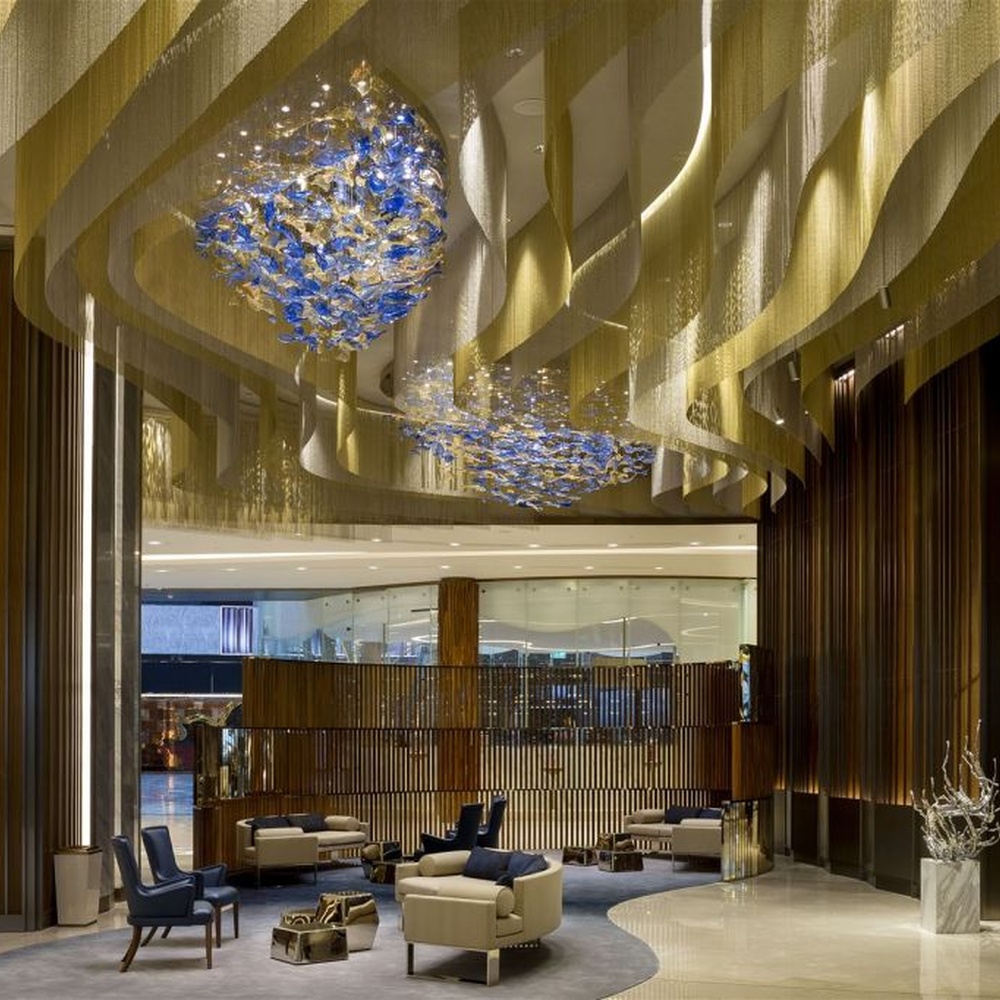 This blue-gold gradient liuli leaf art chandelier is made of liuli leaf-shaped ornaments, layered to create a flowing visual effect. Light refracts through to emit a colorful halo, serving both lighting and installation art purposes, suitable for luxury spaces such as hotel lobbies and high-end clubs.