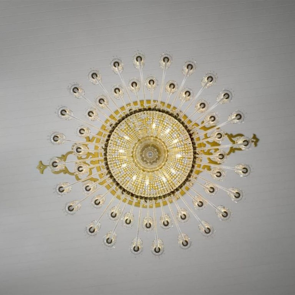 This Islamic-style large multi-layer crystal chandelier features a luxurious shape made of a gold metal frame and faceted crystals, with light refracting a brilliant halo through the crystals, serving both lighting and decorative purposes, suitable for luxurious religious or commercial spaces such as mosques and high-end hotel lobbies.