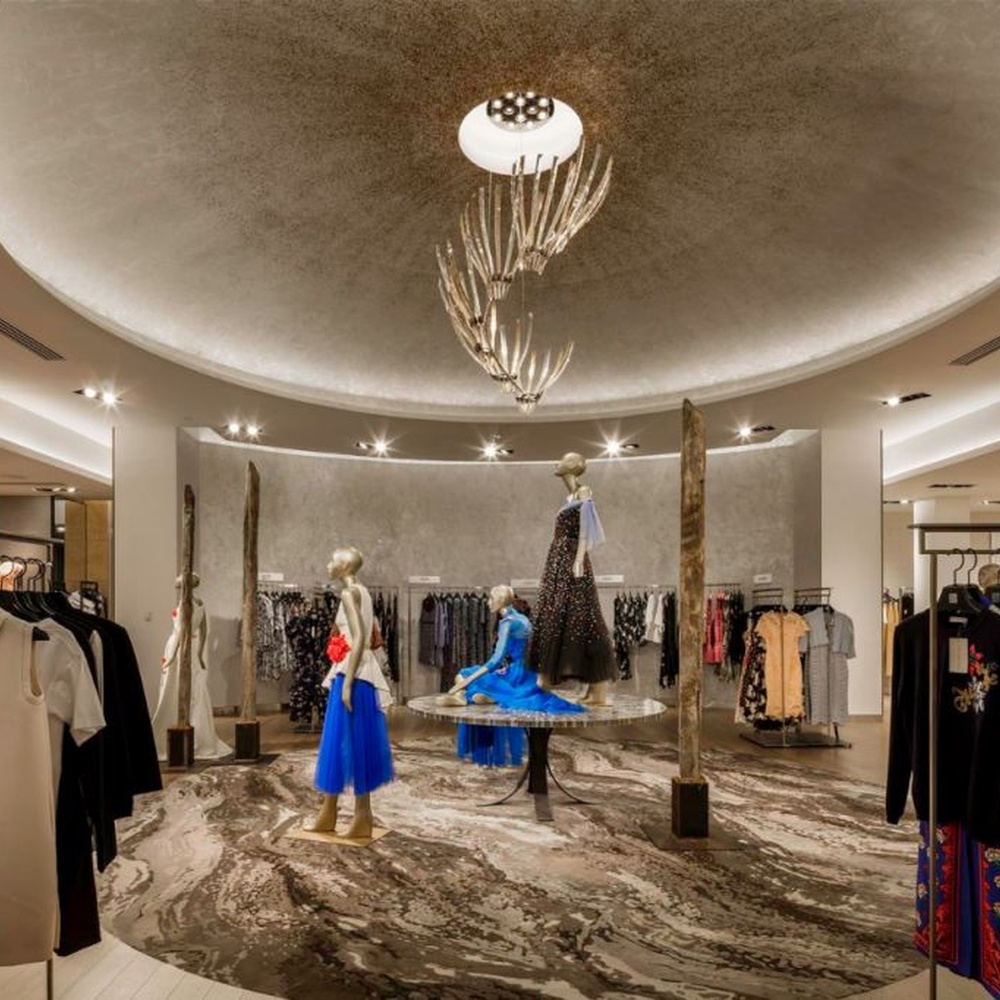 This light luxury art branch chandelier features a bionic branch shape made of metal, paired with transparent crystal strips, with light refracting a soft halo through it, serving both lighting and decorative purposes, suitable for high-end clothing stores, exhibition halls and other commercial spaces.