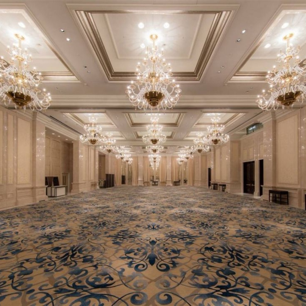 This European court-style multi-layer crystal chandelier features a black-gold metal frame, paired with transparent crystal arms and candle-style lamp heads, presenting a luxurious layered shape. Light refracts through the crystals to emit a brilliant halo, serving both lighting and decorative purposes, suitable for high-end luxury spaces such as hotel banquet halls and villa living rooms.
2. 产品介绍与应用场景（中英文）