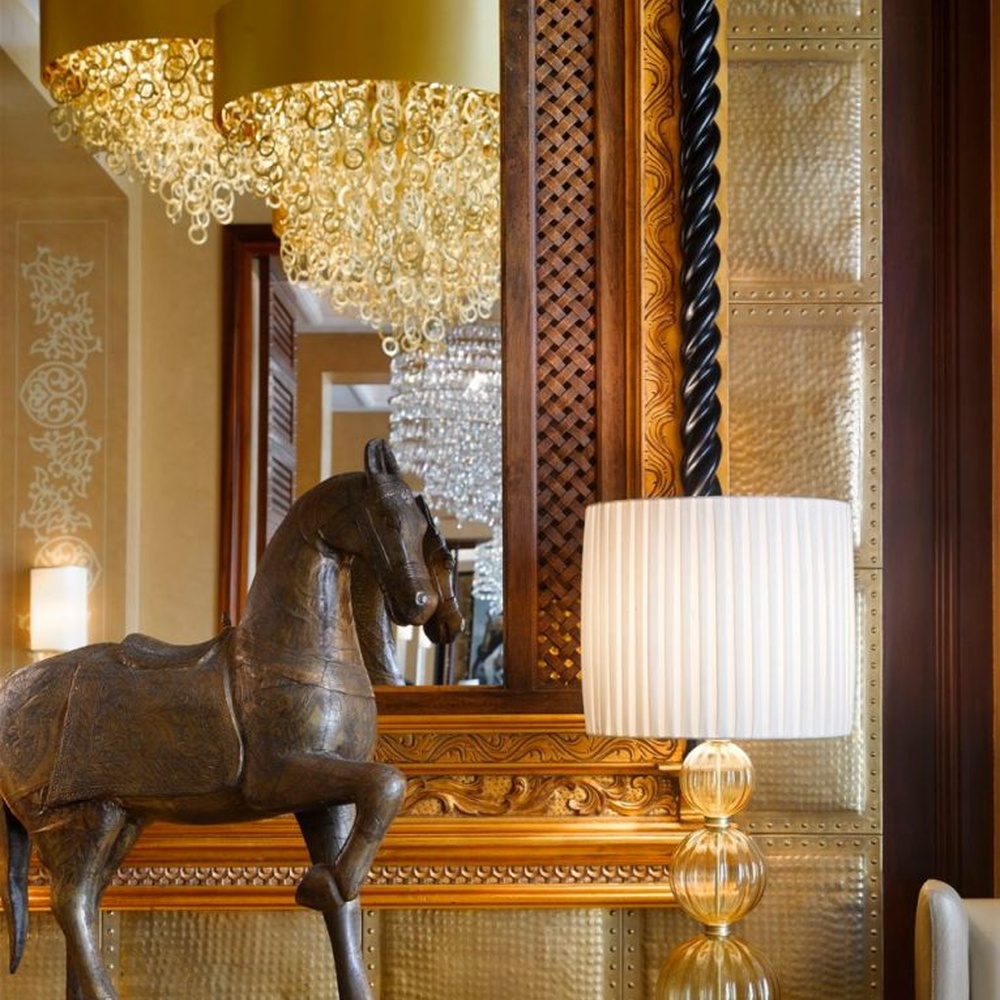 This light luxury gilded curled wire chandelier is made of woven metal wire into a hollow, curled and layered shape, with warm light refracting a luxurious halo through the texture, serving both lighting and decorative purposes, suitable for high-end luxury spaces such as hotel lobbies and clubs.