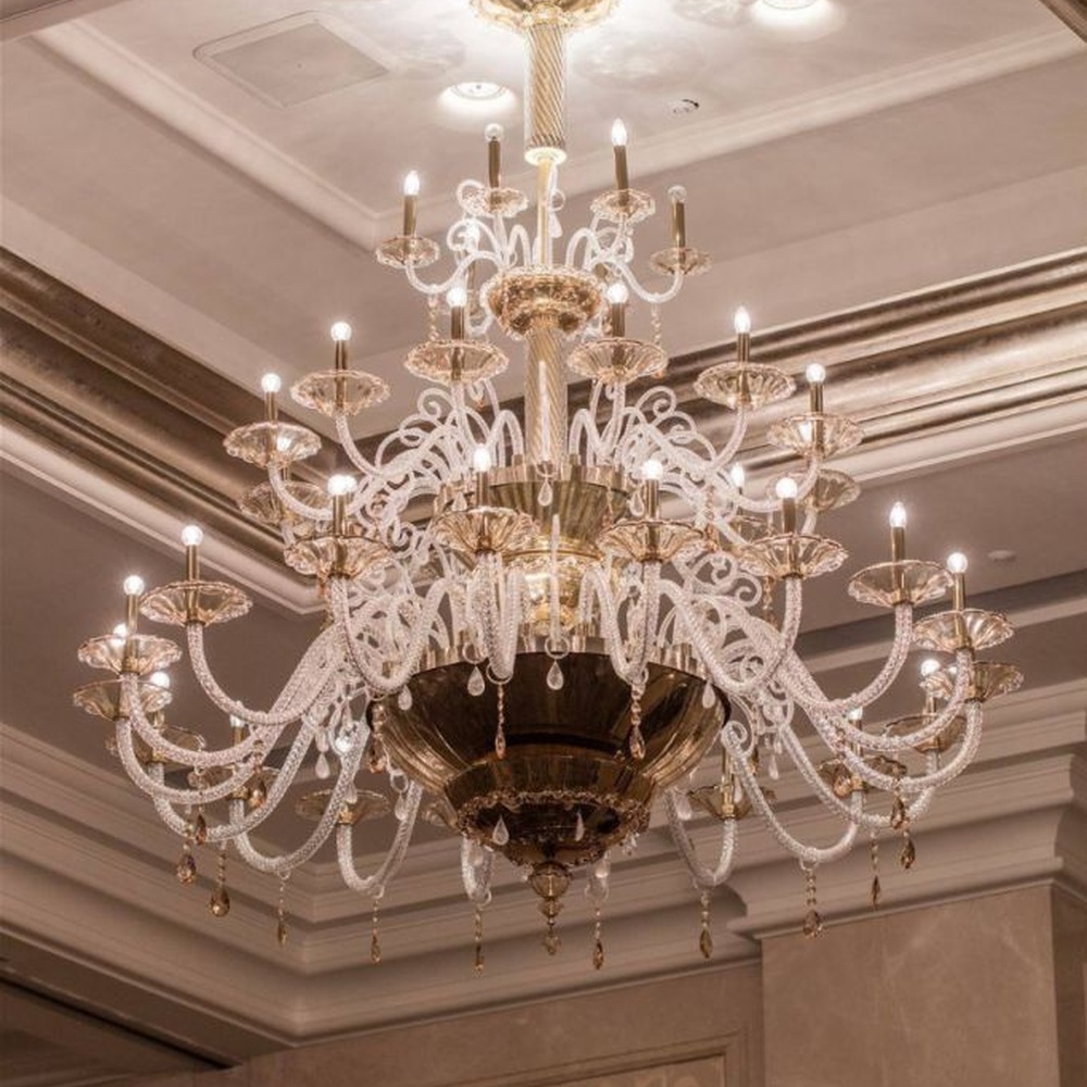 This European court-style multi-layer crystal chandelier features a black-gold metal frame, paired with transparent crystal arms and candle-style lamp heads, presenting a luxurious layered shape. Light refracts through the crystals to emit a brilliant halo, serving both lighting and decorative purposes, suitable for high-end luxury spaces such as hotel banquet halls and villa living rooms.
2. 产品介绍与应用场景（中英文）