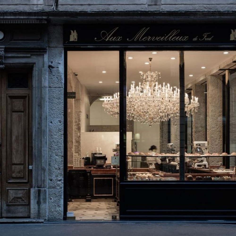This European court-style multi-layer crystal chandelier features a gold metal frame, paired with faceted crystals and candle-style lamp heads, with light refracting a brilliant halo through the crystals, serving both lighting and decorative purposes, suitable for luxury spaces such as high-end restaurants and clubs.