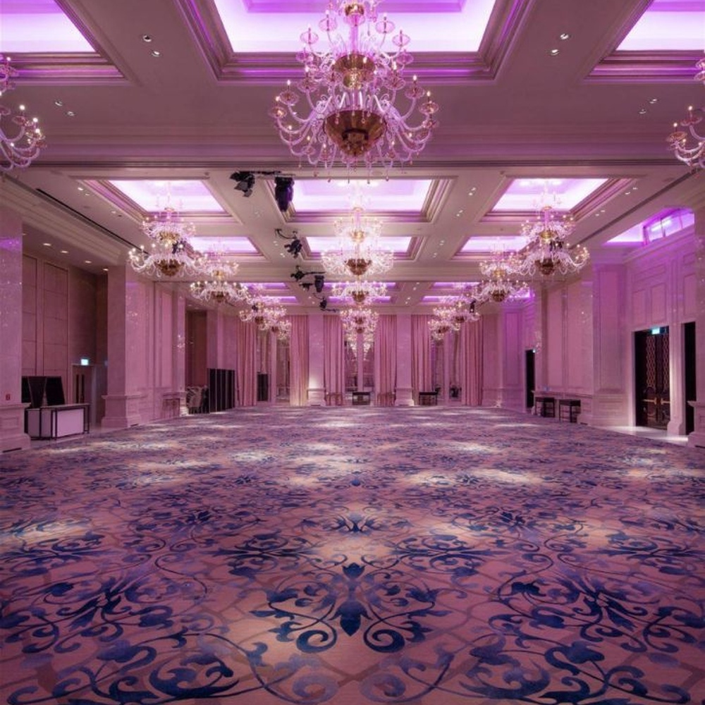 This European court-style multi-layer crystal chandelier features a black-gold metal frame, paired with transparent crystal arms and candle-style lamp heads, presenting a luxurious layered shape. Light refracts through the crystals to emit a brilliant halo, serving both lighting and decorative purposes, suitable for high-end luxury spaces such as hotel banquet halls and villa living rooms.
2. 产品介绍与应用场景（中英文）