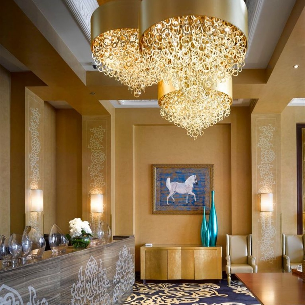 This light luxury gilded curled wire chandelier is made of woven metal wire into a hollow, curled and layered shape, with warm light refracting a luxurious halo through the texture, serving both lighting and decorative purposes, suitable for high-end luxury spaces such as hotel lobbies and clubs.