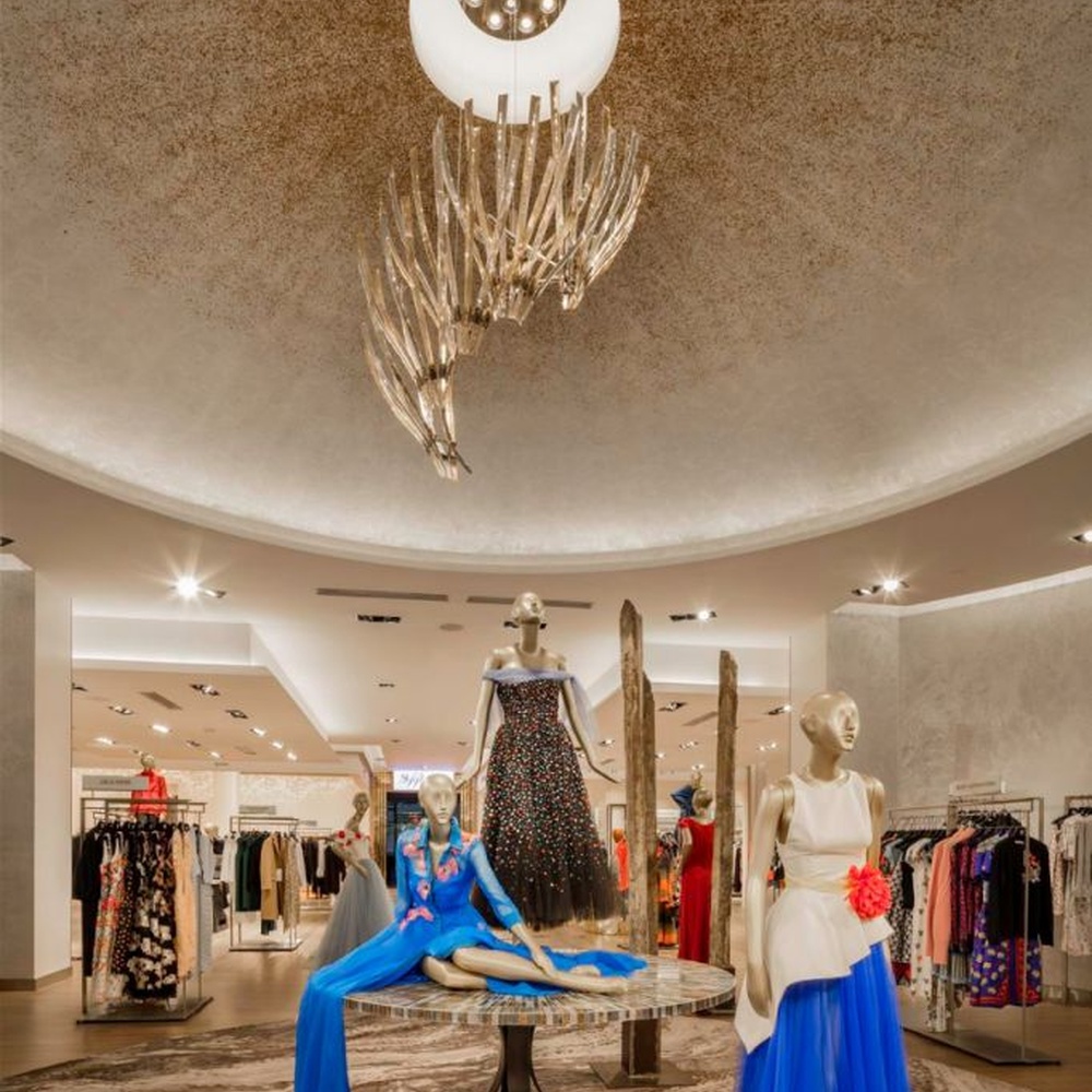 This light luxury art branch chandelier features a bionic branch shape made of metal, paired with transparent crystal strips, with light refracting a soft halo through it, serving both lighting and decorative purposes, suitable for high-end clothing stores, exhibition halls and other commercial spaces.