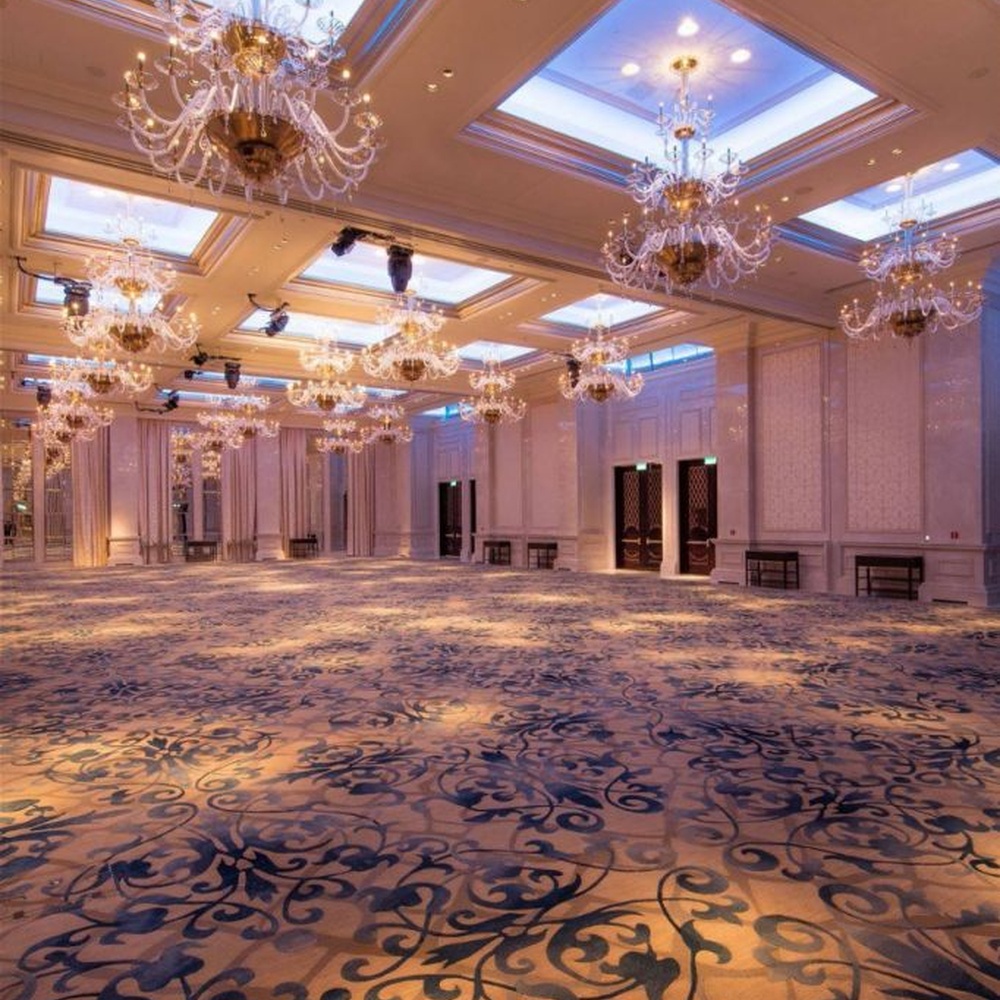 This European court-style multi-layer crystal chandelier features a black-gold metal frame, paired with transparent crystal arms and candle-style lamp heads, presenting a luxurious layered shape. Light refracts through the crystals to emit a brilliant halo, serving both lighting and decorative purposes, suitable for high-end luxury spaces such as hotel banquet halls and villa living rooms.
2. 产品介绍与应用场景（中英文）