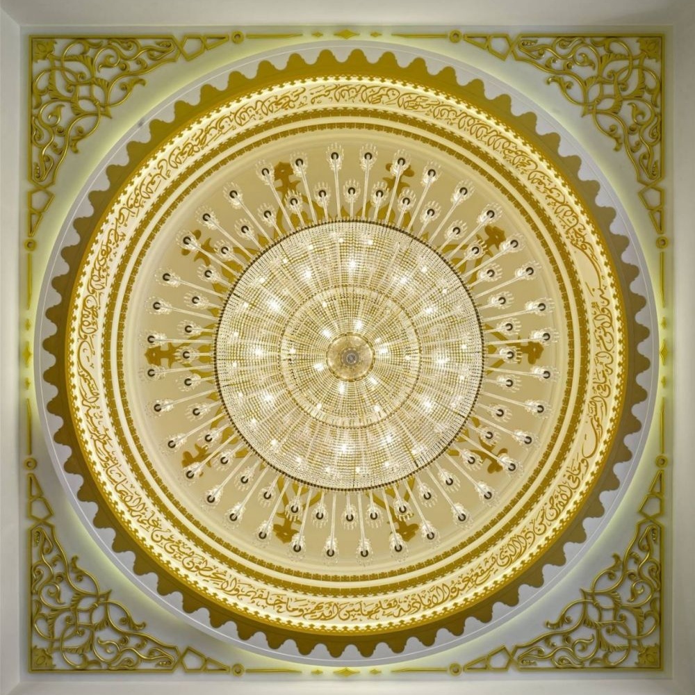 This Islamic-style large multi-layer crystal chandelier features a luxurious shape made of a gold metal frame and faceted crystals, with light refracting a brilliant halo through the crystals, serving both lighting and decorative purposes, suitable for luxurious religious or commercial spaces such as mosques and high-end hotel lobbies.
