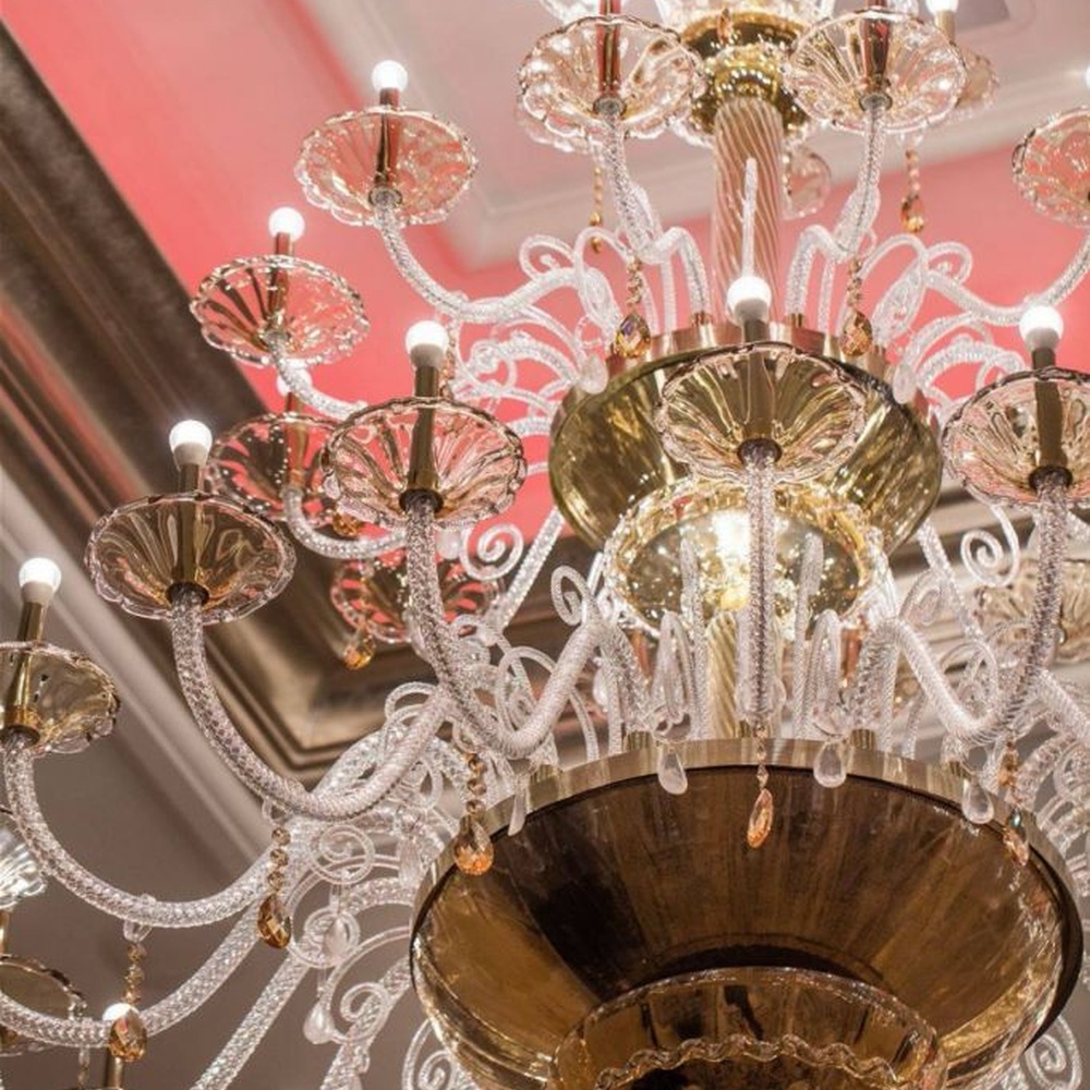 This European court-style multi-layer crystal chandelier features a black-gold metal frame, paired with transparent crystal arms and candle-style lamp heads, presenting a luxurious layered shape. Light refracts through the crystals to emit a brilliant halo, serving both lighting and decorative purposes, suitable for high-end luxury spaces such as hotel banquet halls and villa living rooms.
2. 产品介绍与应用场景（中英文）