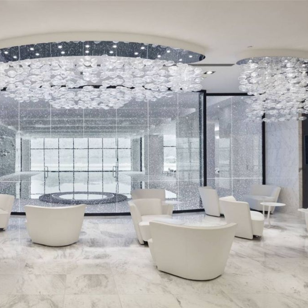 This cloud-like liuli bubble art ceiling lamp is made of transparent liuli bubbles layered into a flowing cloud shape, with light refracting a soft halo through it, serving both lighting and installation art purposes, suitable for modern luxury spaces such as high-end sales offices and clubs.

