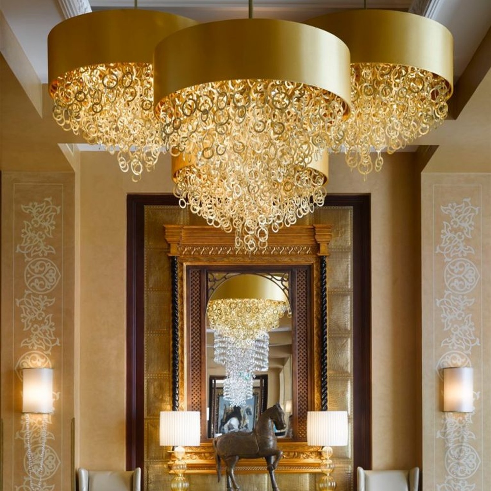 This light luxury gilded curled wire chandelier is made of woven metal wire into a hollow, curled and layered shape, with warm light refracting a luxurious halo through the texture, serving both lighting and decorative purposes, suitable for high-end luxury spaces such as hotel lobbies and clubs.