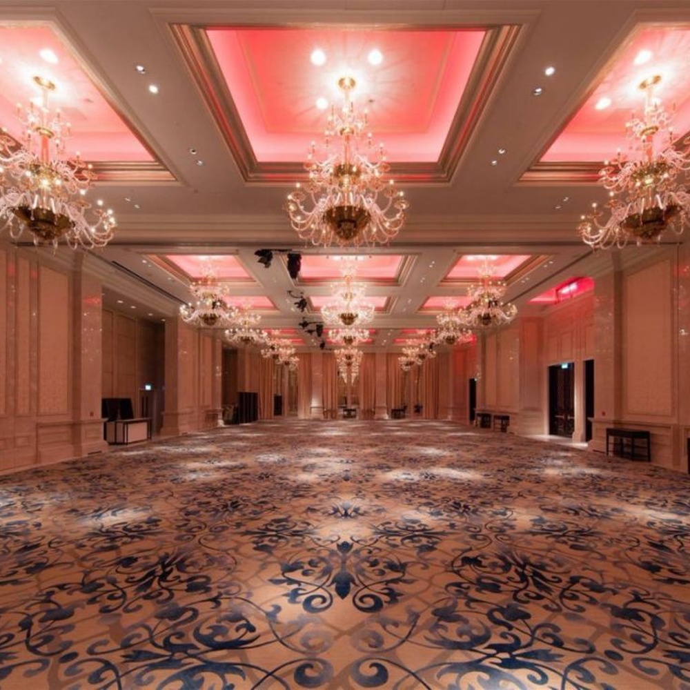 This European court-style multi-layer crystal chandelier features a black-gold metal frame, paired with transparent crystal arms and candle-style lamp heads, presenting a luxurious layered shape. Light refracts through the crystals to emit a brilliant halo, serving both lighting and decorative purposes, suitable for high-end luxury spaces such as hotel banquet halls and villa living rooms.
2. 产品介绍与应用场景（中英文）