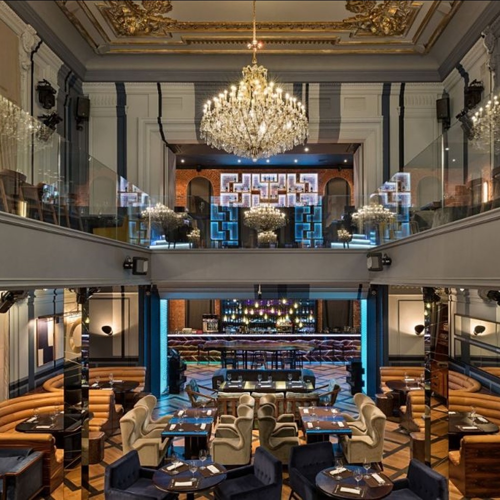 This light luxury interlaced ring crystal chandelier features a multi-layer flowing ring shape made of metal frames and crystal strips, with light refracting a brilliant halo through the crystals, serving both lighting and decorative purposes, suitable for modern light luxury spaces such as living rooms and dining rooms.