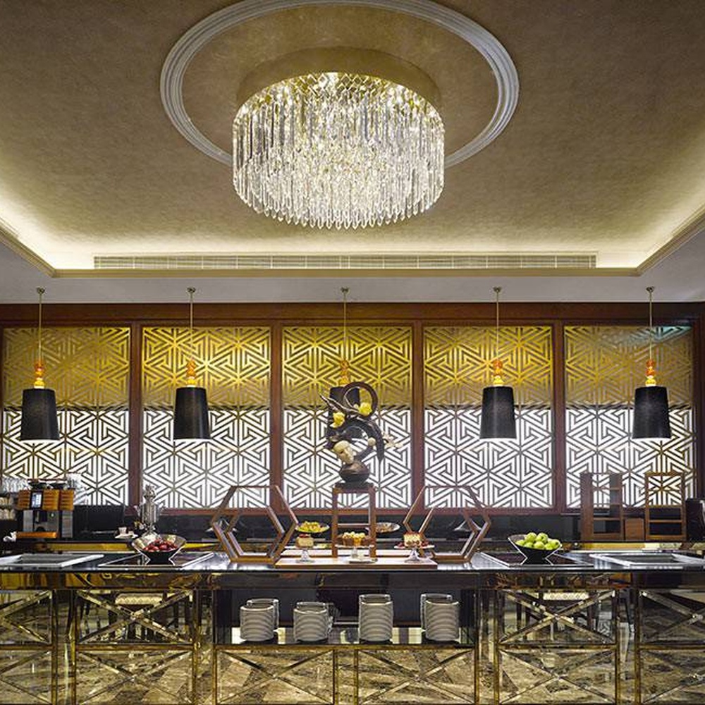 This light luxury round tassel crystal ceiling lamp features a circular drooping shape made of a metal frame and multi-layer faceted crystal strips, with light refracting a brilliant halo through the crystals, serving both lighting and decorative purposes, suitable for high-end luxury spaces such as hotel lobbies and clubs.