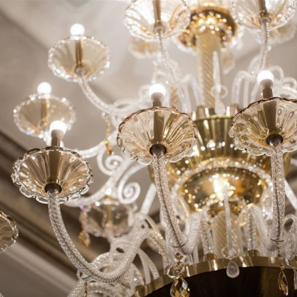 This European court-style multi-layer crystal chandelier features a black-gold metal frame, paired with transparent crystal arms and candle-style lamp heads, presenting a luxurious layered shape. Light refracts through the crystals to emit a brilliant halo, serving both lighting and decorative purposes, suitable for high-end luxury spaces such as hotel banquet halls and villa living rooms.
2. 产品介绍与应用场景（中英文）