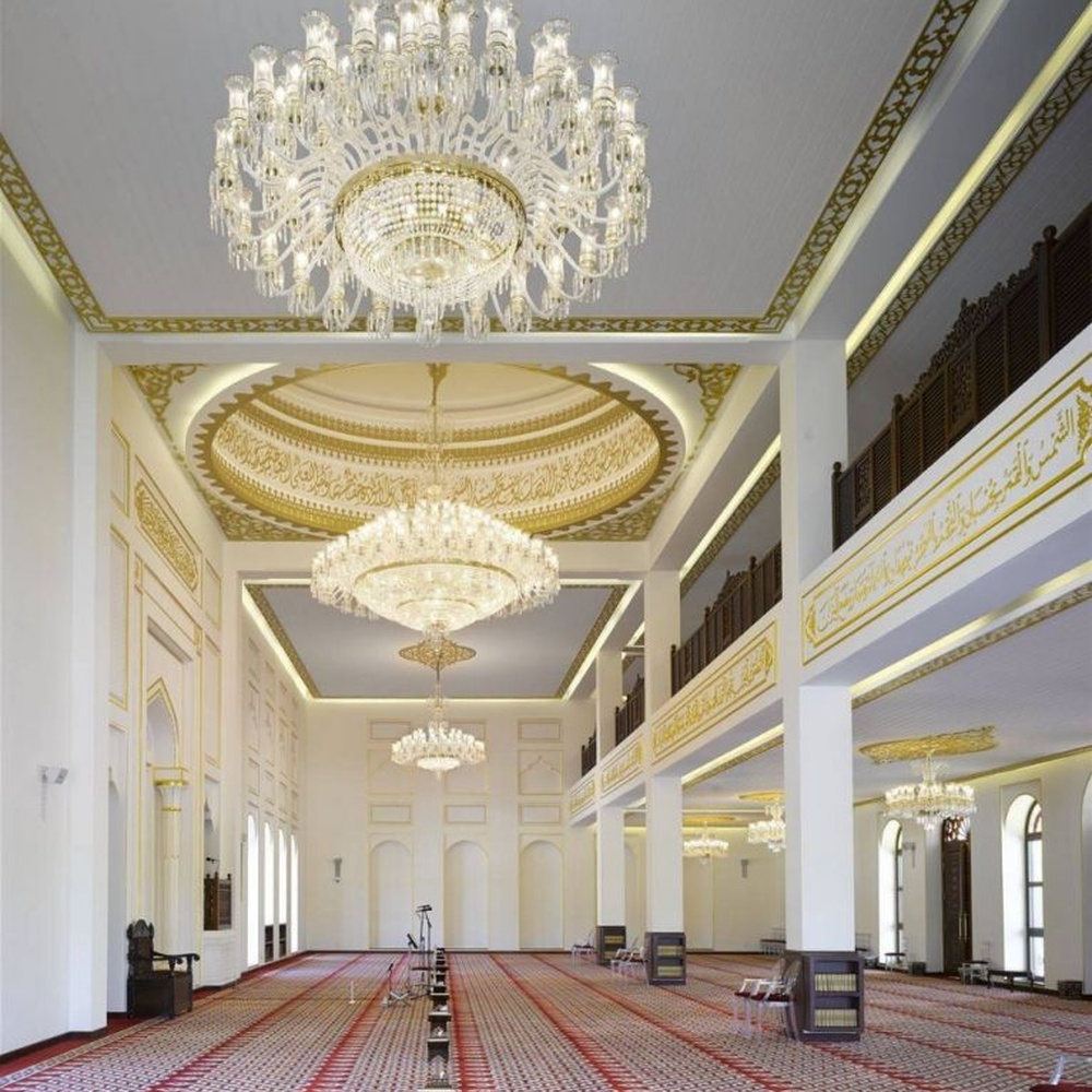 This Islamic-style large multi-layer crystal chandelier features a luxurious shape made of a gold metal frame and faceted crystals, with light refracting a brilliant halo through the crystals, serving both lighting and decorative purposes, suitable for luxurious religious or commercial spaces such as mosques and high-end hotel lobbies.