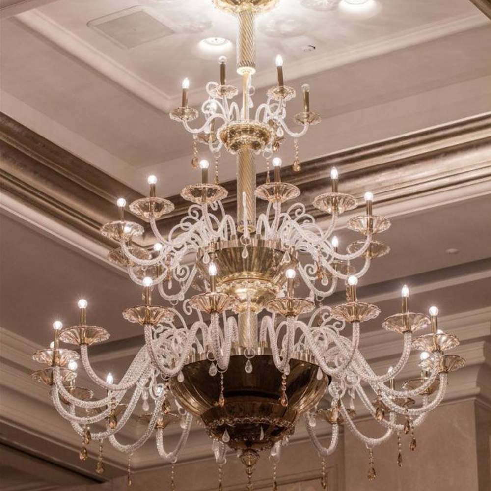 This European court-style multi-layer crystal chandelier features a black-gold metal frame, paired with transparent crystal arms and candle-style lamp heads, presenting a luxurious layered shape. Light refracts through the crystals to emit a brilliant halo, serving both lighting and decorative purposes, suitable for high-end luxury spaces such as hotel banquet halls and villa living rooms.
2. 产品介绍与应用场景（中英文）