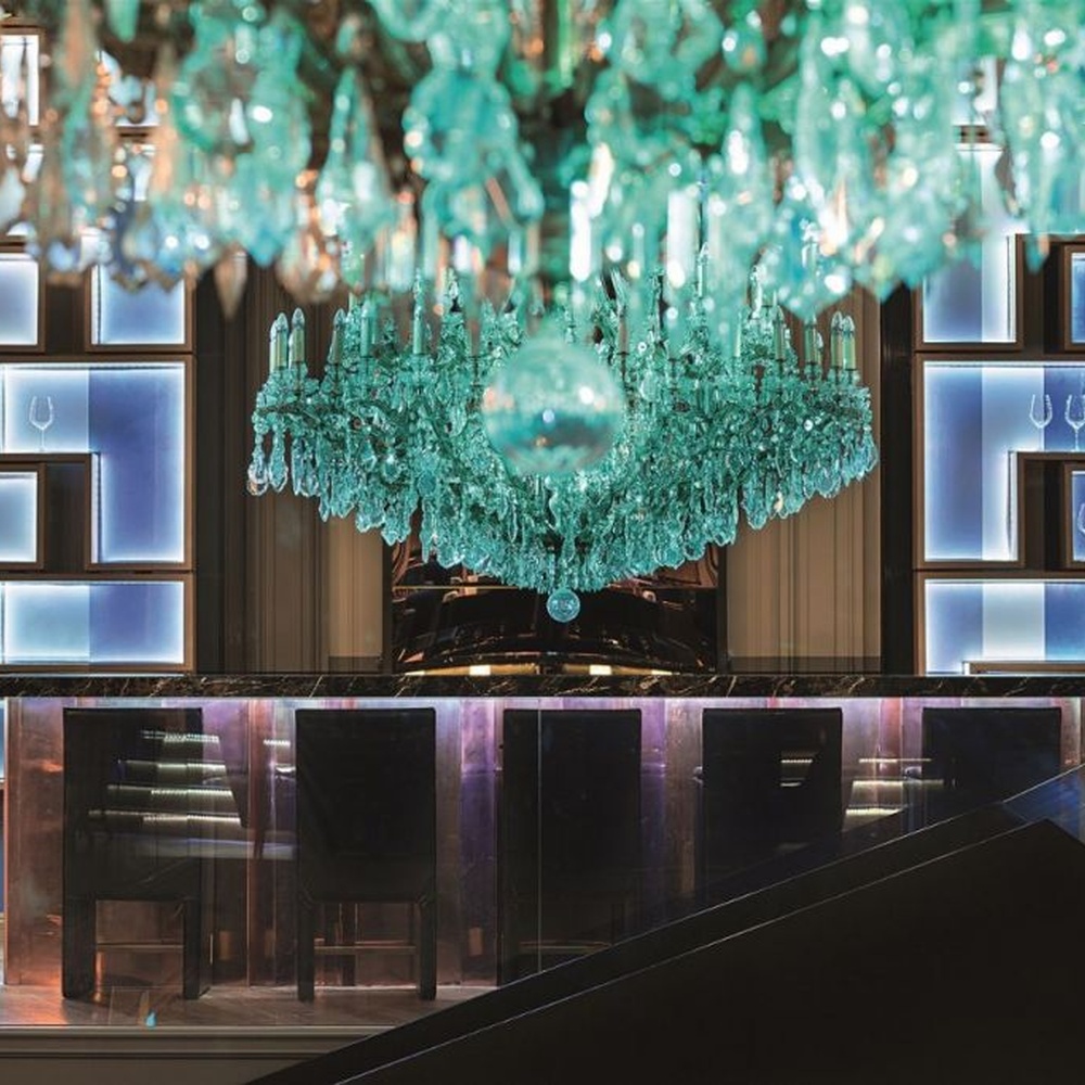 This light luxury interlaced ring crystal chandelier features a multi-layer flowing ring shape made of metal frames and crystal strips, with light refracting a brilliant halo through the crystals, serving both lighting and decorative purposes, suitable for modern light luxury spaces such as living rooms and dining rooms.