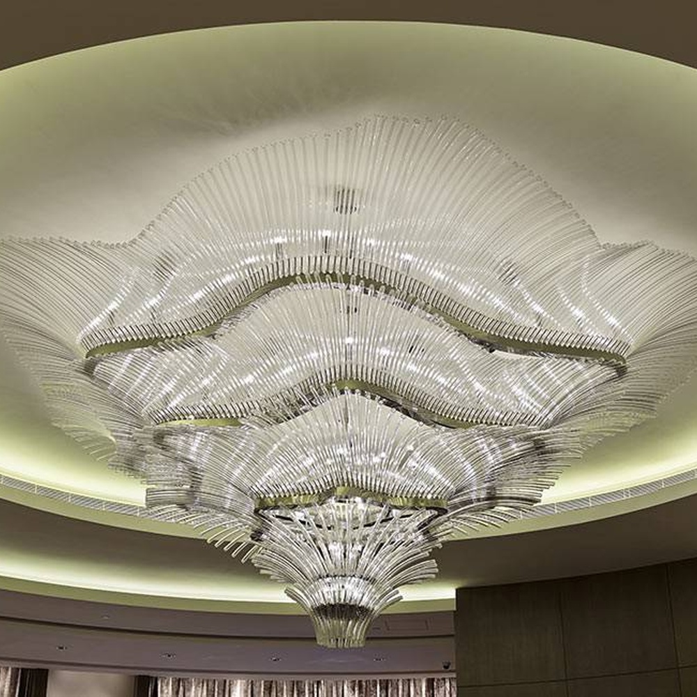 This large wave-shaped crystal ceiling lamp consists of dense high-transparency crystal strips forming a flowing wave pattern, covering the entire ceiling, with soft and brilliant light, serving both lighting and installation art purposes, suitable for large high-ceiling spaces such as hotel lobbies and high-end commercial atriums.