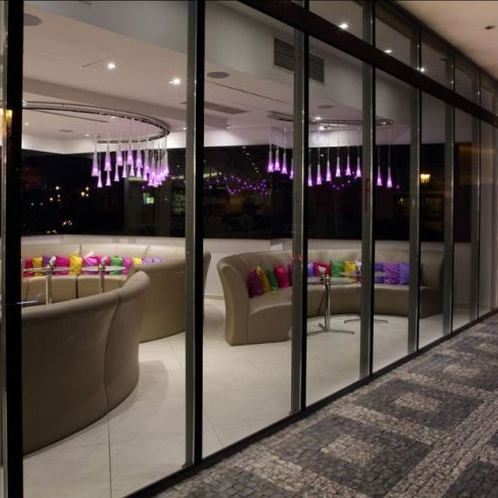 This modern gradient cone LED chandelier features transparent conical lampshades paired with LED gradient pink-purple light sources, arranged in a staggered drooping manner with slender suspension rods, with soft and dreamy light, serving both lighting and decorative purposes, suitable for modern entertainment commercial spaces such as bars and lounges.