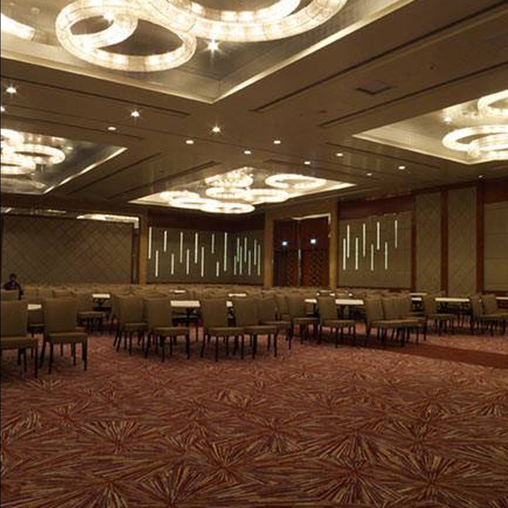 Modern light luxury ring-shaped crystal combination lamp, composed of multiple groups of ring-shaped crystal lamp bodies of different sizes embedded in the ceiling, paired with purple ambient light strips, combining main lighting and atmosphere creation functions, suitable for high-end commercial spaces such as hotel banquet halls and large conference halls.