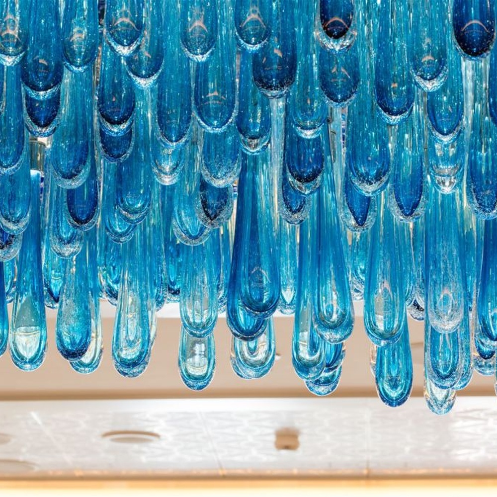 Modern artistic ocean blue gradient crystal ceiling lamp group, made of blue gradient crystal to create a large-area ceiling-mounted structure and central hanging shape, combining decorative and main lighting functions, suitable for large-scale commercial spaces such as hotel banquet halls, high-end clubs, and art exhibition halls.