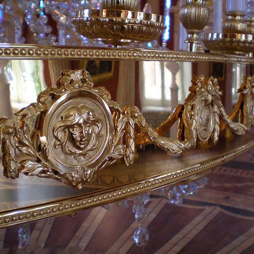 European palace-style multi-layer crystal chandelier, with a golden retro metal frame and brilliant crystal decorations, featuring a gorgeous and solemn appearance, combining main lighting and space decoration functions, suitable for palace exhibition halls, high-end clubs, luxury villas and other European-style spaces.