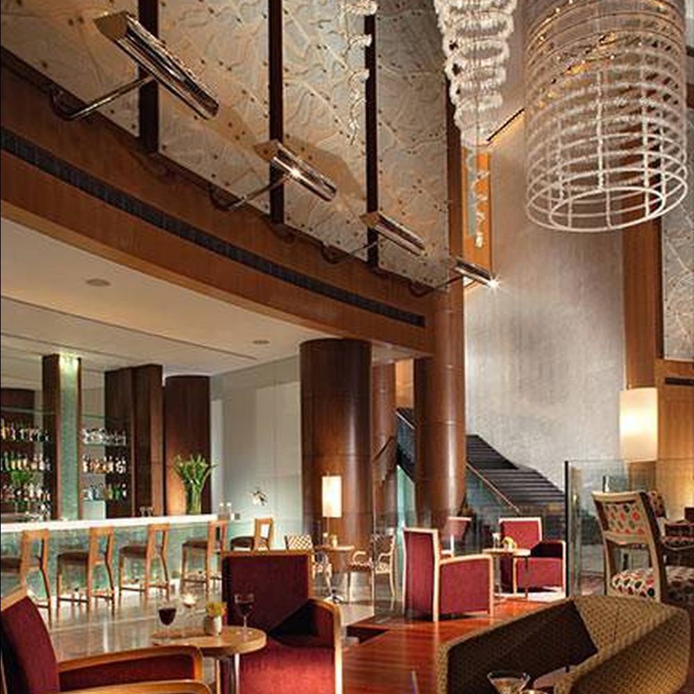 Modern luxury spiral crystal chandelier, made of stacked crystal strips and metal structure to create a suspended tornado shape with strong visual impact. It combines artistic decoration and main lighting functions, suitable for hotel lobbies, high-end clubs, high-ceiling office spaces and other venues.