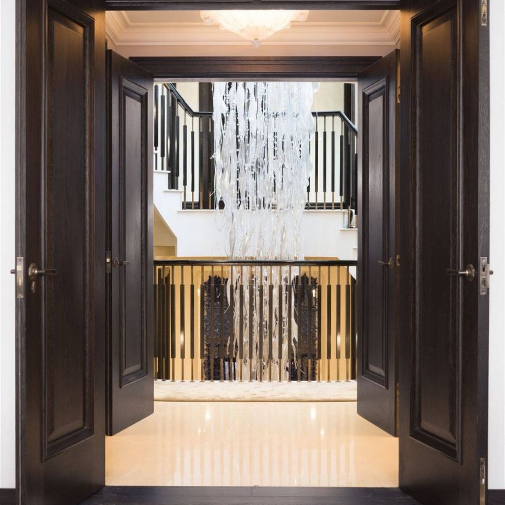 Modern artistic feather-shaped hanging crystal chandelier, composed of layered transparent crystal strips and spherical crystals, with a light feather-like appearance, combining artistic decoration and main lighting functions, suitable for large-scale spaces such as villa high-ceiling staircases, hotel lobbies and high-end clubs.