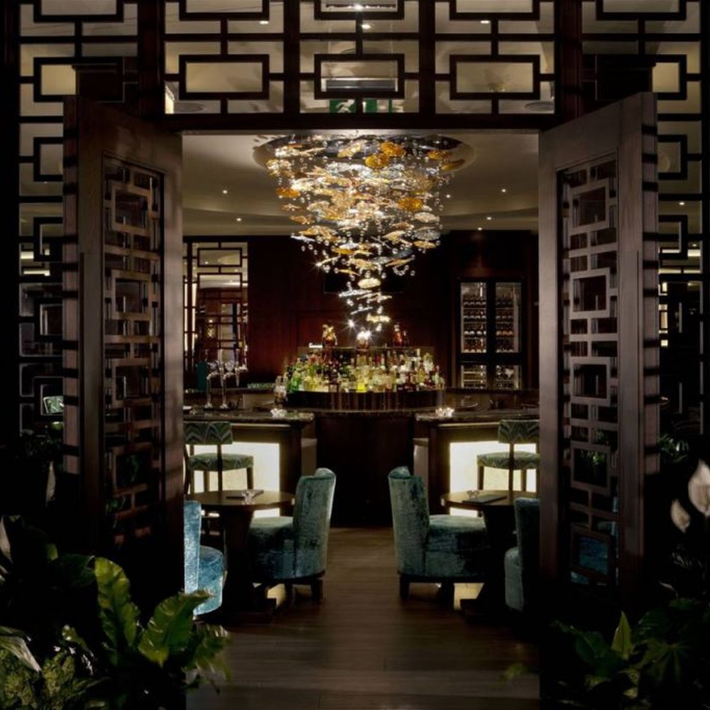 Modern artistic waterfall-style gradient glass chandelier, with gold-brown gradient glass particles creating an irregular cloud hanging shape, combining decorative and main lighting functions, suitable for high-end restaurants, clubs, hotel bars and other light luxury style spaces.
