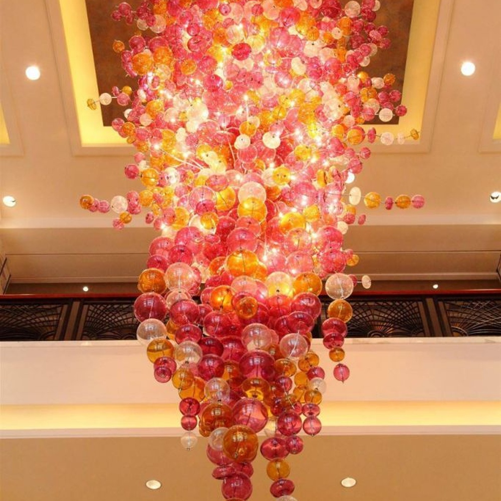 Modern artistic flower cluster-shaped hanging chandelier, with pink-orange gradient crystal/acrylic petals stacked into a full flower cluster shape, combining artistic decoration and main lighting functions, suitable for high-ceiling large-scale spaces such as hotel lobbies, high-end clubs, and commercial atriums.
