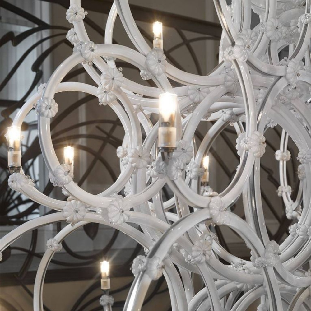 This large white crystal corolla art chandelier is handcrafted with high-transparency glass/crystal into a layered, curled ring structure, forming a blooming corolla shape, with brilliant and soft light, serving both lighting and decorative purposes, suitable for high-end high-ceiling spaces such as villa high-ceiling living rooms and hotel lobbies.
