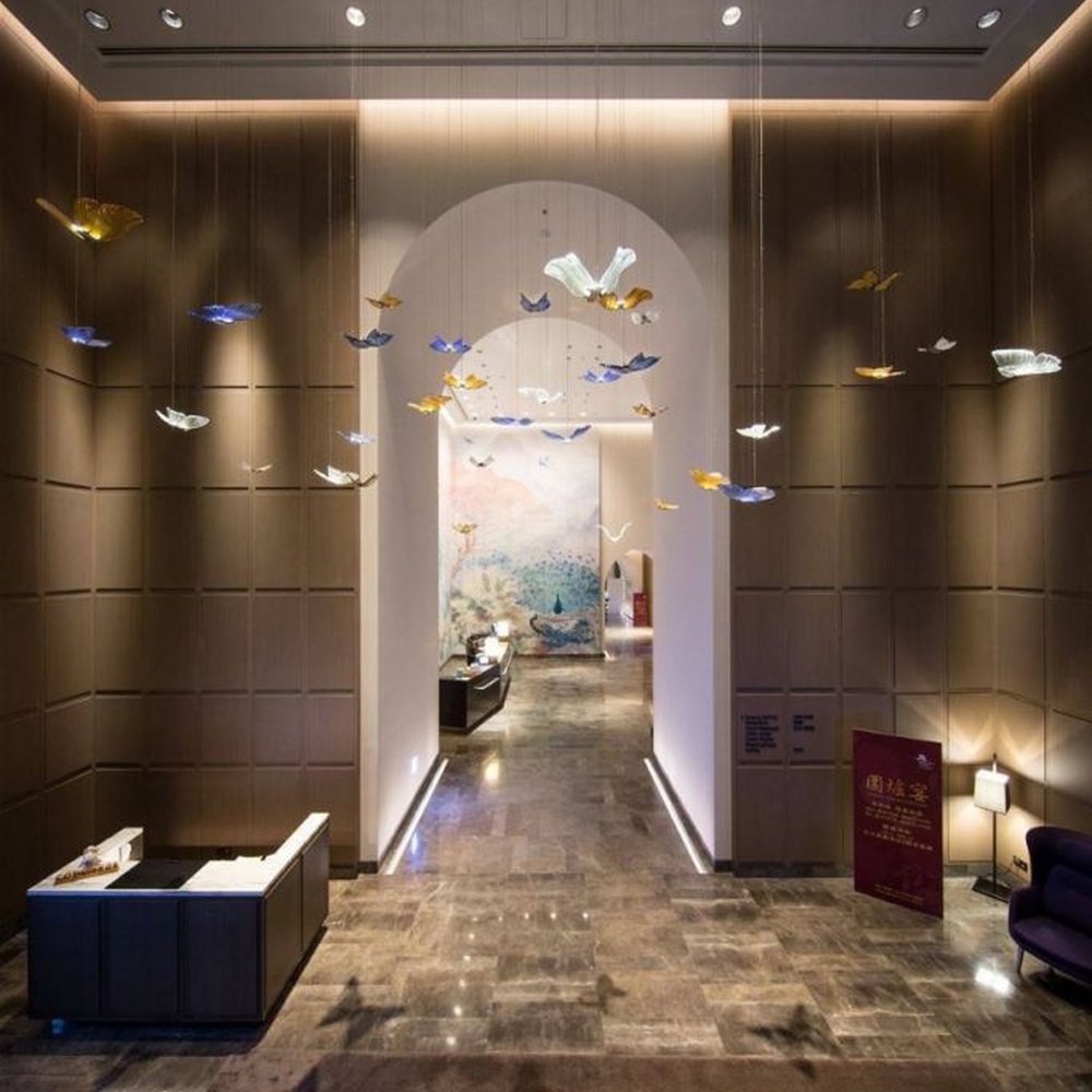 Modern artistic butterfly-shaped suspended chandelier, made of colored glass/acrylic to create a realistic butterfly form, paired with adjustable metal suspension rods, combining decorative and ambient lighting functions, suitable for hotel lobbies, high-end clubs, art exhibition halls and other spaces.