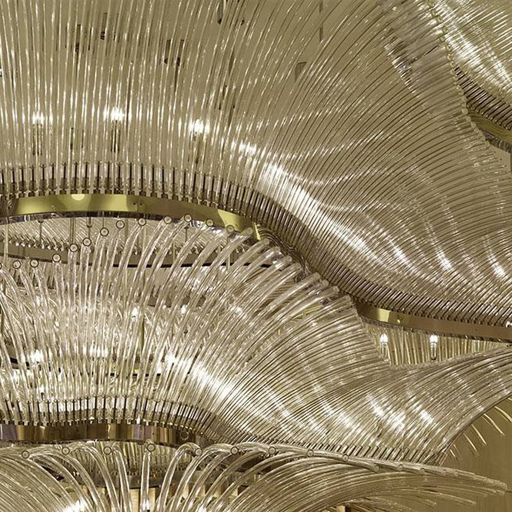 This large wave-shaped crystal ceiling lamp consists of dense high-transparency crystal strips forming a flowing wave pattern, covering the entire ceiling, with soft and brilliant light, serving both lighting and installation art purposes, suitable for large high-ceiling spaces such as hotel lobbies and high-end commercial atriums.