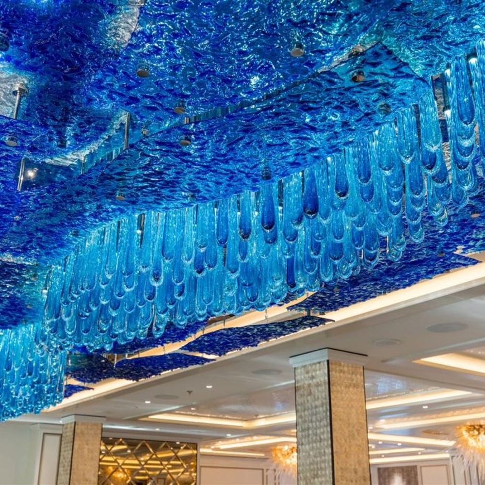 Modern artistic ocean blue gradient crystal ceiling lamp group, made of blue gradient crystal to create a large-area ceiling-mounted structure and central hanging shape, combining decorative and main lighting functions, suitable for large-scale commercial spaces such as hotel banquet halls, high-end clubs, and art exhibition halls.