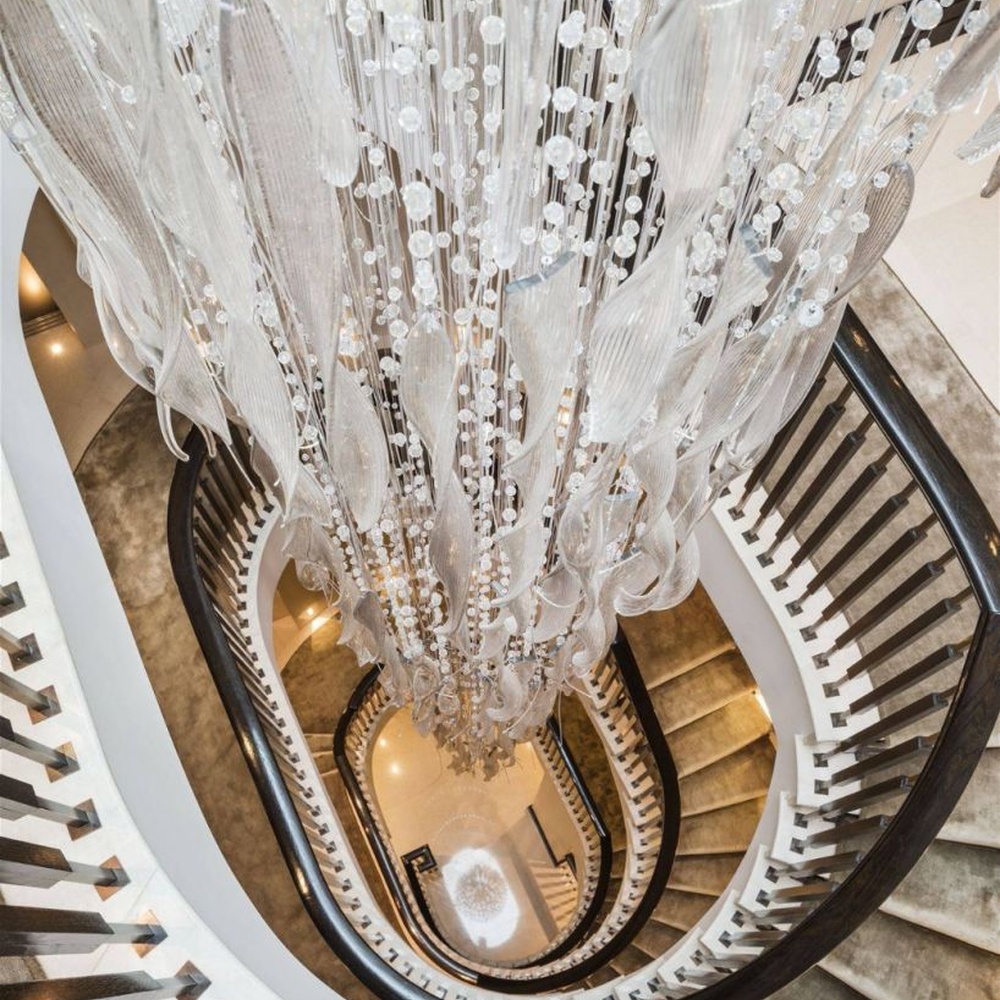 Modern artistic feather-shaped hanging crystal chandelier, composed of layered transparent crystal strips and spherical crystals, with a light feather-like appearance, combining artistic decoration and main lighting functions, suitable for large-scale spaces such as villa high-ceiling staircases, hotel lobbies and high-end clubs.
