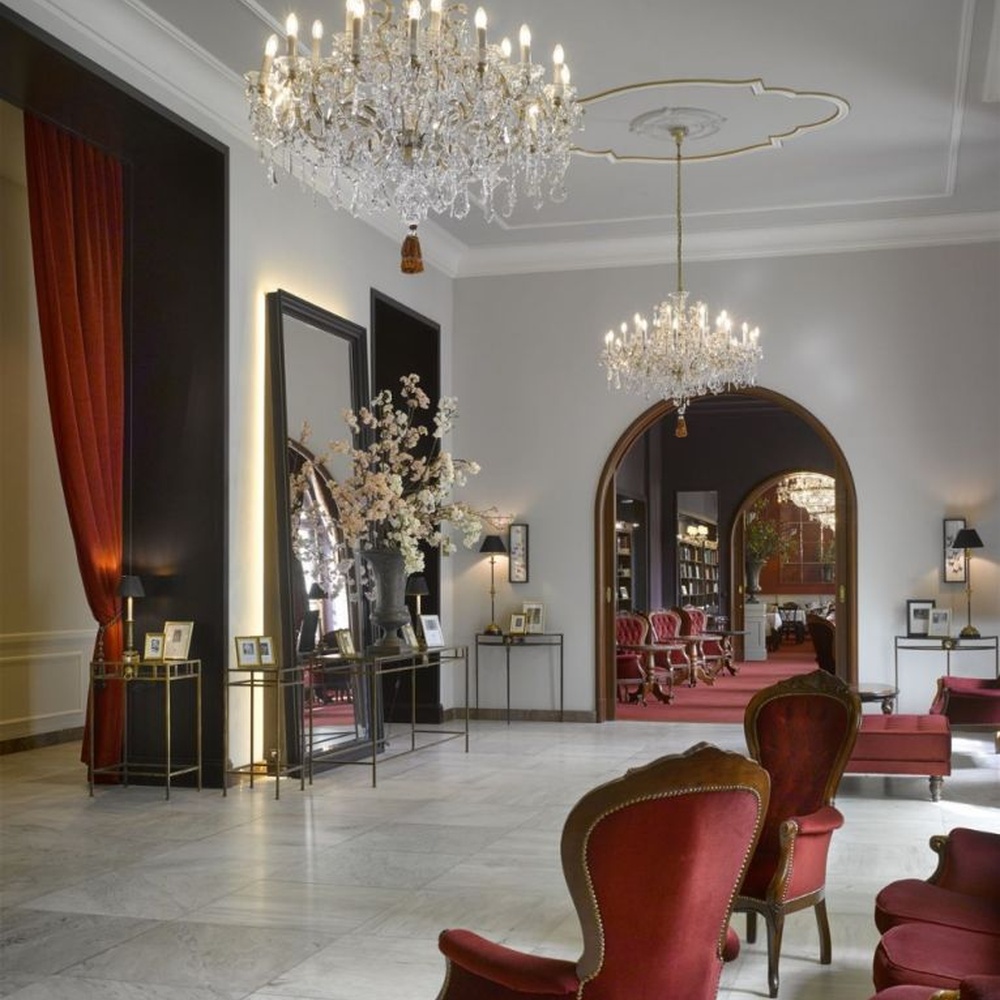 This European court-style multi-layer crystal chandelier features a gold metal frame paired with dense faceted crystals and candle-shaped lamp heads, with light refracting a brilliant halo through the crystals, serving both lighting and decorative purposes, suitable for luxury spaces such as high-end restaurants and hotel lobbies.