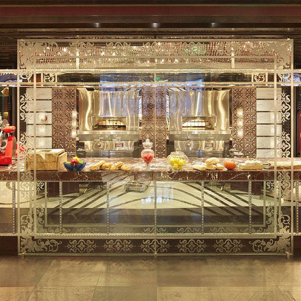 Modern luxury red-white gradient wavy crystal ceiling lamp, with dense crystal particles creating a flowing wavy shape, the red-white gradient texture has strong visual tension, combining decorative and main lighting functions, suitable for large-scale commercial spaces such as high-end banquet halls, clubs, and hotel lobbies.