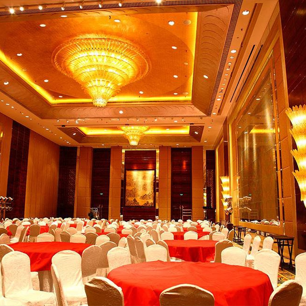 European luxury dome-style multi-layer crystal chandelier, with a golden metal frame and transparent crystal layered structure, featuring bright and grand light, combining main lighting and space decoration functions, suitable for large-scale commercial spaces such as hotel banquet halls, high-end clubs, and large conference halls.