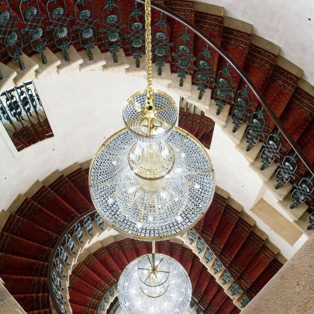 This European court-style golden goblet vase multi-layer crystal chandelier features a gold metal frame paired with dense high-transparency crystals, forming a multi-layer tower structure in the shape of a vase, with brilliant and luxurious light, serving both lighting and decorative purposes, suitable for high-end high-ceiling spaces such as villa high-ceiling staircases and hotel lobbies.