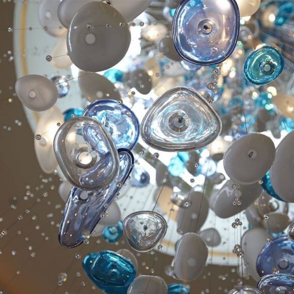 Modern artistic ocean-style hanging chandelier, made of blue-white gradient glass/crystal pieces to create a streamlined bubble shape, combining decorative and main lighting functions, suitable for high-ceiling spaces such as hotel lobbies and high-end clubs.