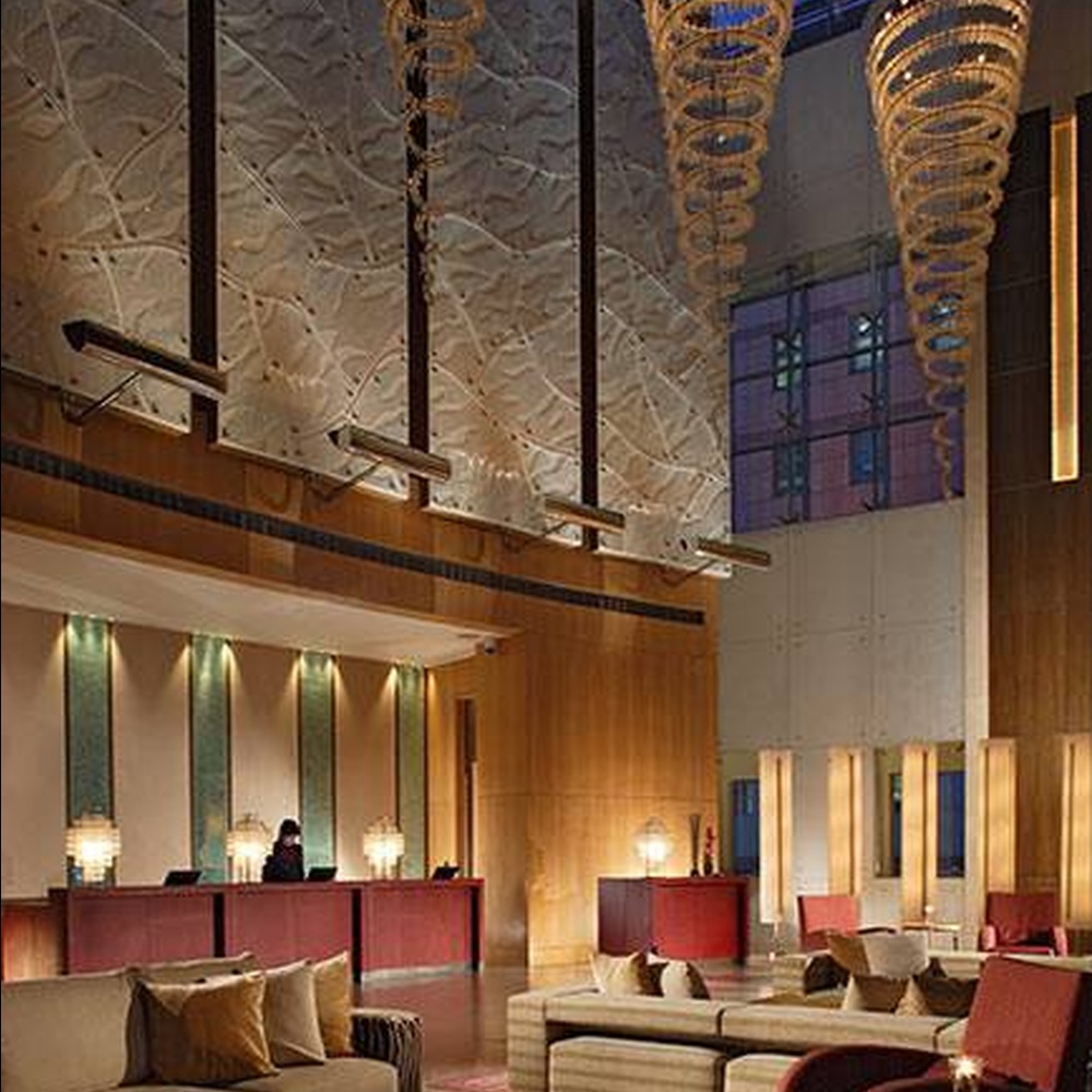 Modern luxury spiral crystal chandelier, made of stacked crystal strips and metal structure to create a suspended tornado shape with strong visual impact. It combines artistic decoration and main lighting functions, suitable for hotel lobbies, high-end clubs, high-ceiling office spaces and other venues.