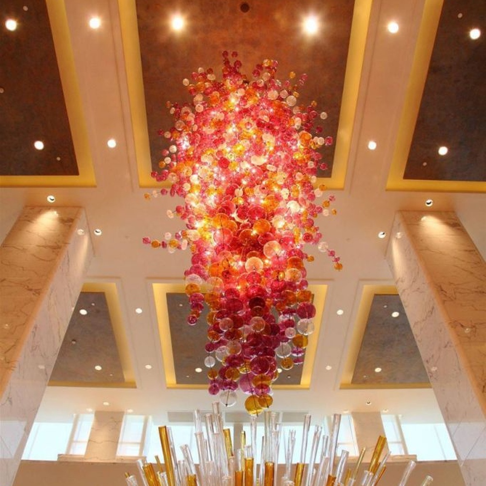 Modern artistic flower cluster-shaped hanging chandelier, with pink-orange gradient crystal/acrylic petals stacked into a full flower cluster shape, combining artistic decoration and main lighting functions, suitable for high-ceiling large-scale spaces such as hotel lobbies, high-end clubs, and commercial atriums.
