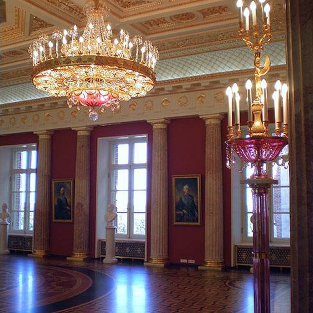 European palace-style multi-layer crystal chandelier, with a golden retro metal frame and brilliant crystal decorations, featuring a gorgeous and solemn appearance, combining main lighting and space decoration functions, suitable for palace exhibition halls, high-end clubs, luxury villas and other European-style spaces.