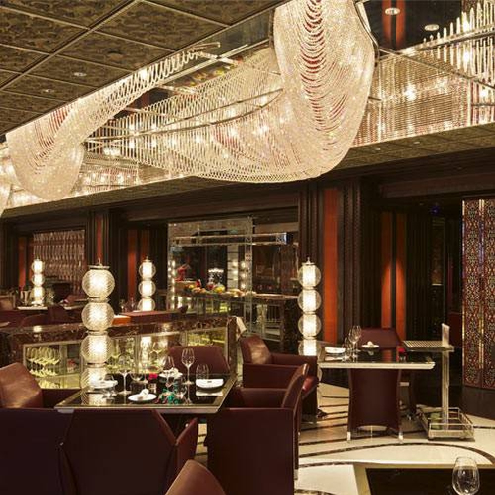 Modern luxury red-white gradient wavy crystal ceiling lamp, with dense crystal particles creating a flowing wavy shape, the red-white gradient texture has strong visual tension, combining decorative and main lighting functions, suitable for large-scale commercial spaces such as high-end banquet halls, clubs, and hotel lobbies.