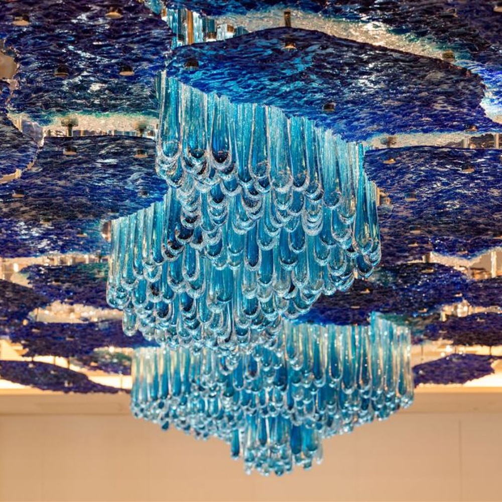 Modern artistic ocean blue gradient crystal ceiling lamp group, made of blue gradient crystal to create a large-area ceiling-mounted structure and central hanging shape, combining decorative and main lighting functions, suitable for large-scale commercial spaces such as hotel banquet halls, high-end clubs, and art exhibition halls.