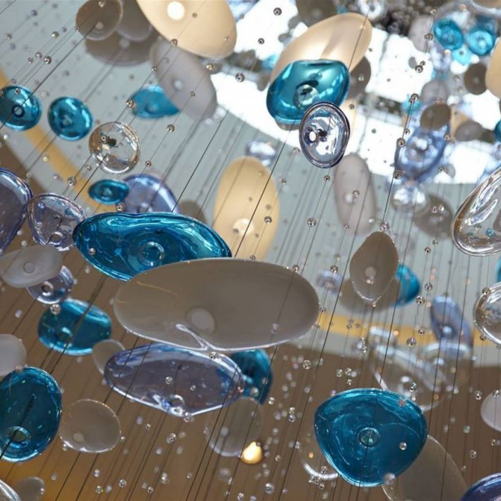 Modern artistic ocean-style hanging chandelier, made of blue-white gradient glass/crystal pieces to create a streamlined bubble shape, combining decorative and main lighting functions, suitable for high-ceiling spaces such as hotel lobbies and high-end clubs.