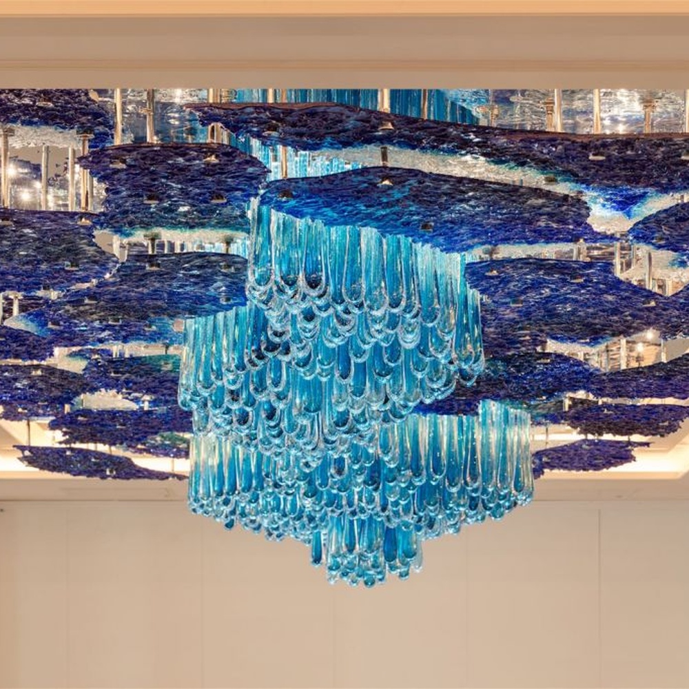 Modern artistic ocean blue gradient crystal ceiling lamp group, made of blue gradient crystal to create a large-area ceiling-mounted structure and central hanging shape, combining decorative and main lighting functions, suitable for large-scale commercial spaces such as hotel banquet halls, high-end clubs, and art exhibition halls.