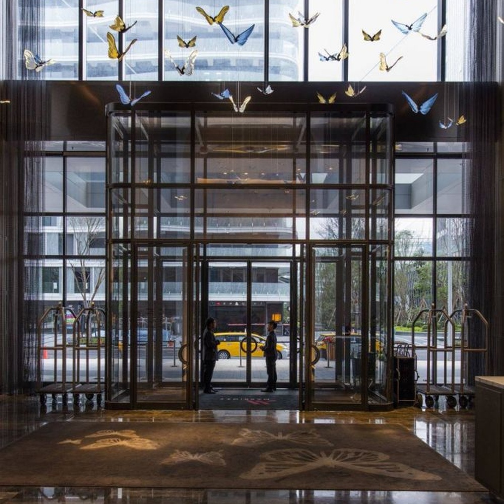 Modern artistic butterfly-shaped suspended chandelier, made of colored glass/acrylic to create a realistic butterfly form, paired with adjustable metal suspension rods, combining decorative and ambient lighting functions, suitable for hotel lobbies, high-end clubs, art exhibition halls and other spaces.