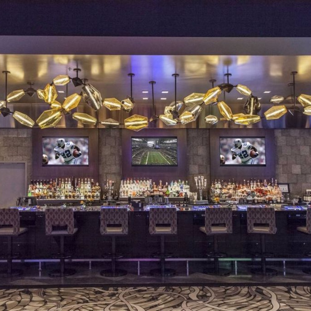 This modern art liuli chandelier features black metal brackets connecting irregular golden liuli leaves, with transparent and soft light, serving both lighting and decorative purposes, suitable for modern entertainment commercial spaces such as bars and high-end clubs.